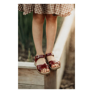 Petit Nord - Scallop Flower Sandals | Cherry Red