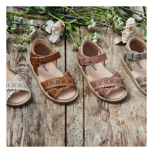 Petit Nord - Cross-Strap Floral Sandals | Cream