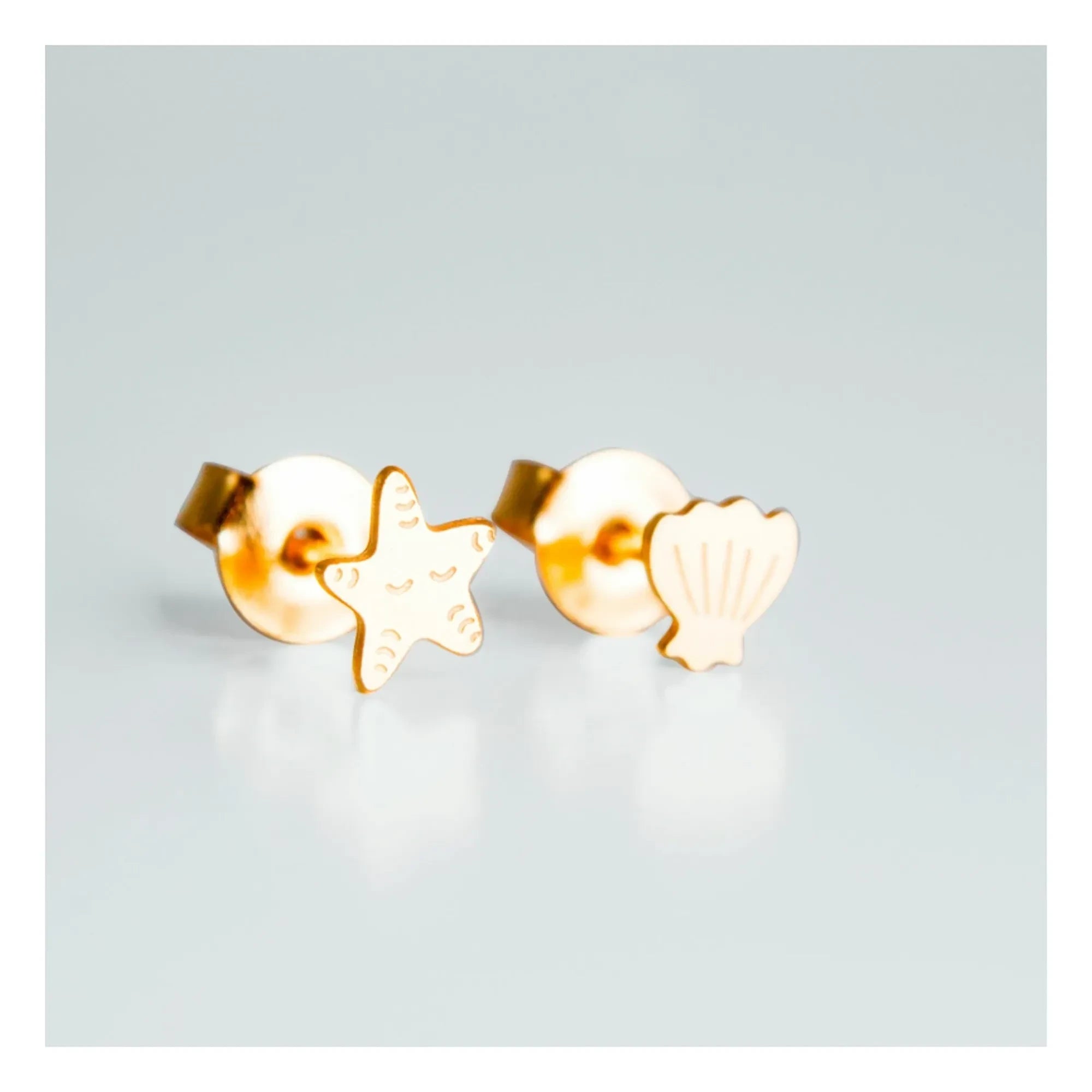 Adorabili - Asymmetric Shell Earrings | Gold