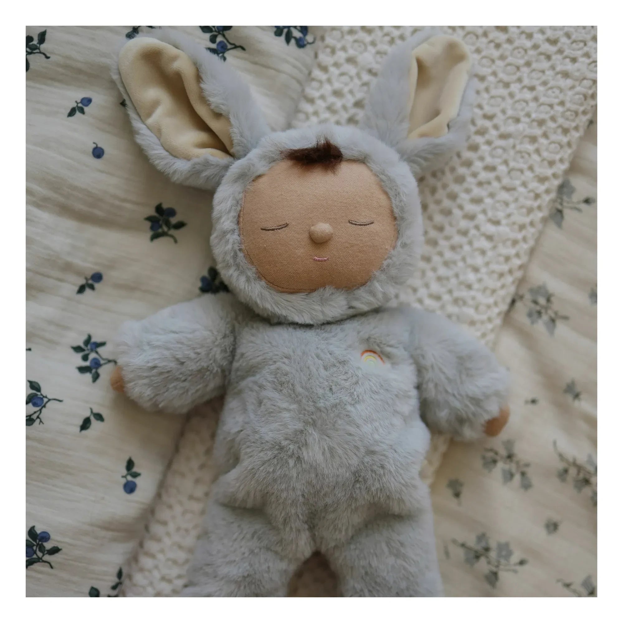 Olli Ella - Cozy Dinkum Rabbit müzikli oyuncak bebek | Orta gri