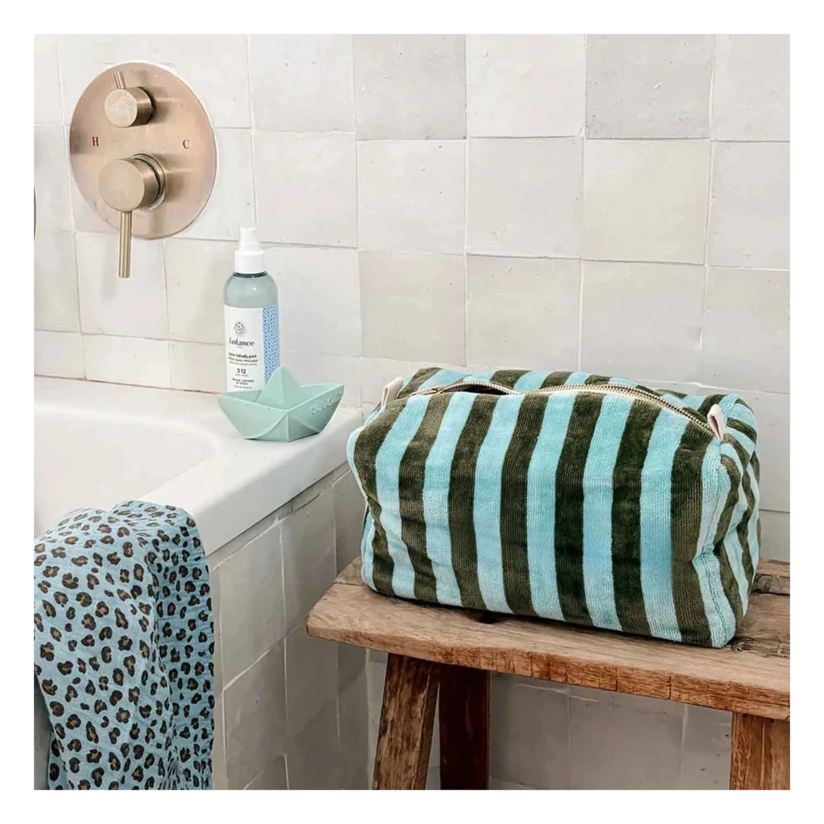 Rose in April - Vic sponge toiletry bag | Kaki/Givré