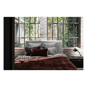 Le Monde Sauvage - Séraphine Silk Velvet Cushion | Pink
