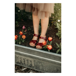 Petit Nord - Scallop Flower Sandals | Cherry Red