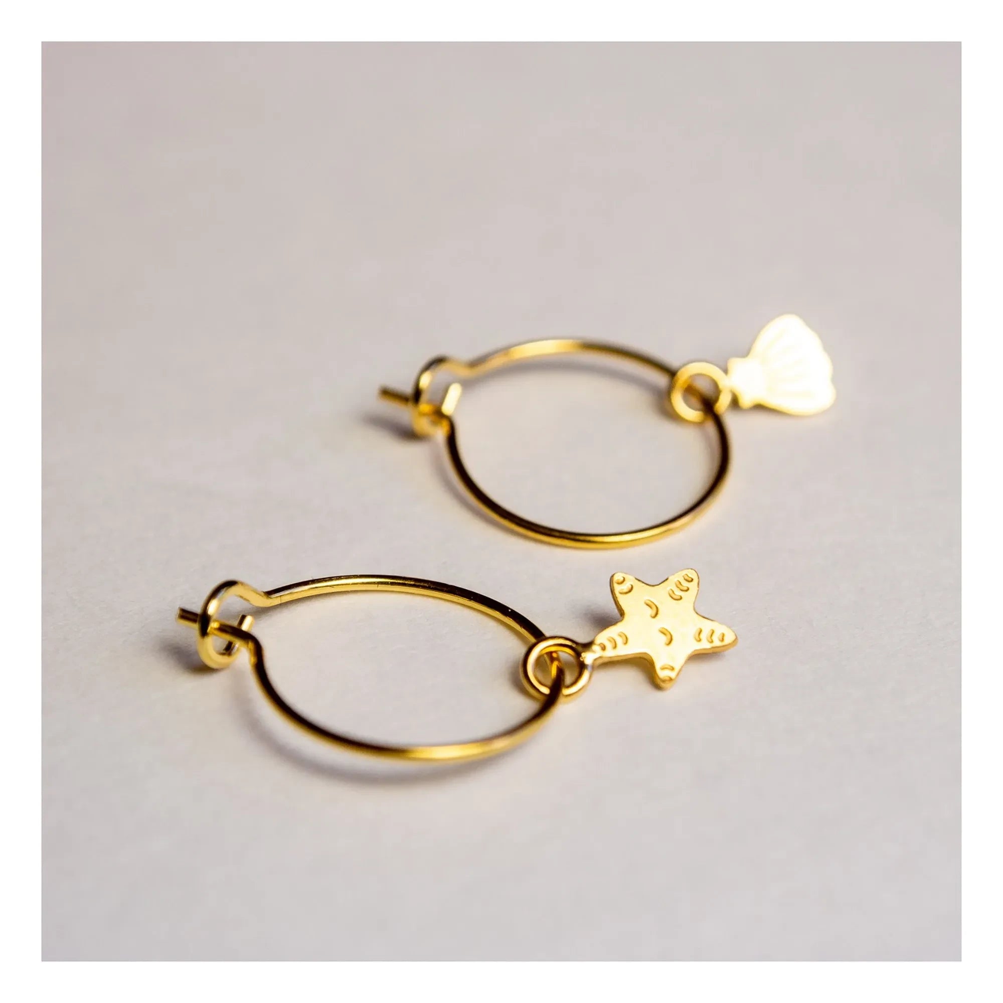 Adorabili - Asymmetric Hoop Earrings with Mother-of-Pearl | Gold