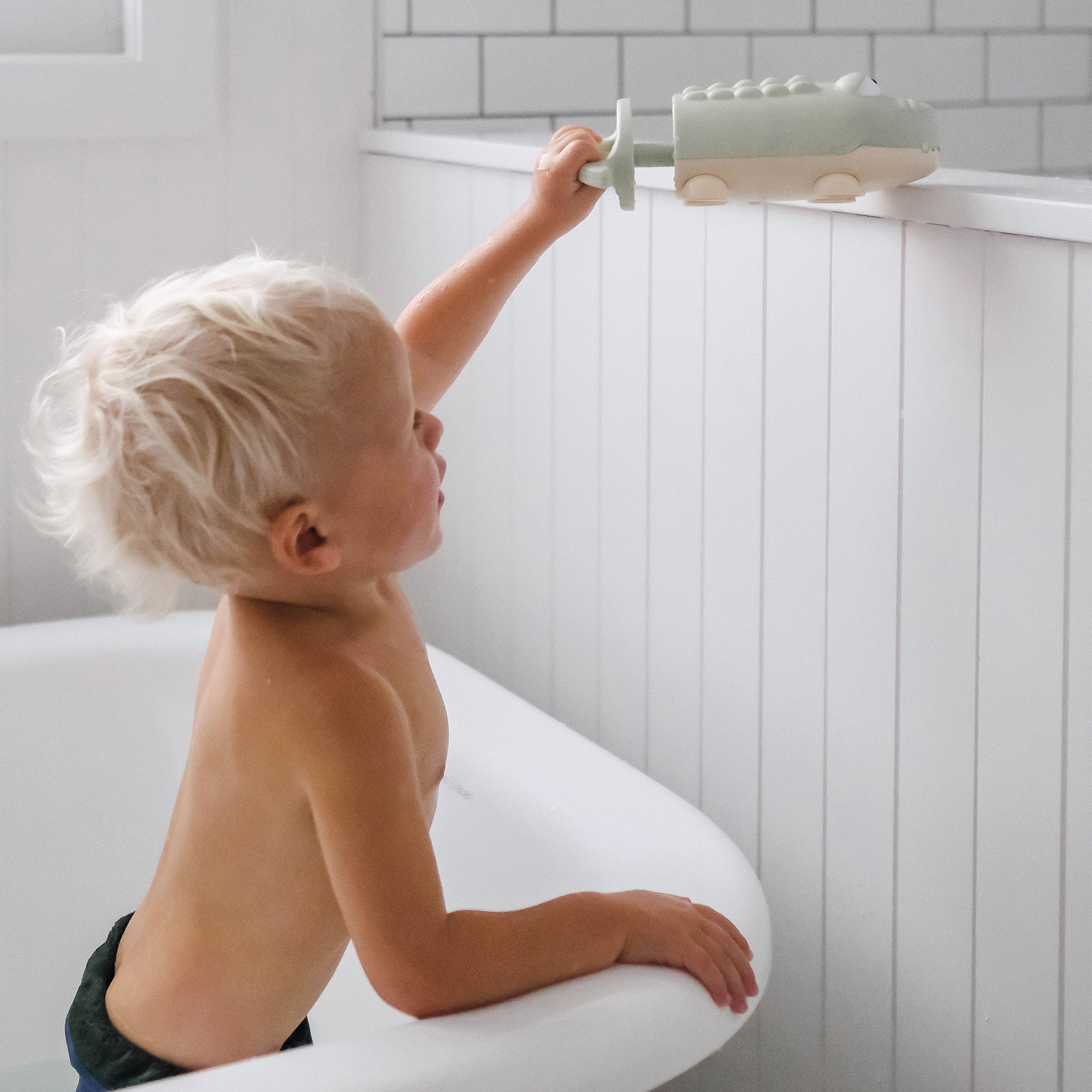 Sunnylife - Crocodile Children's Water Spraying Toy