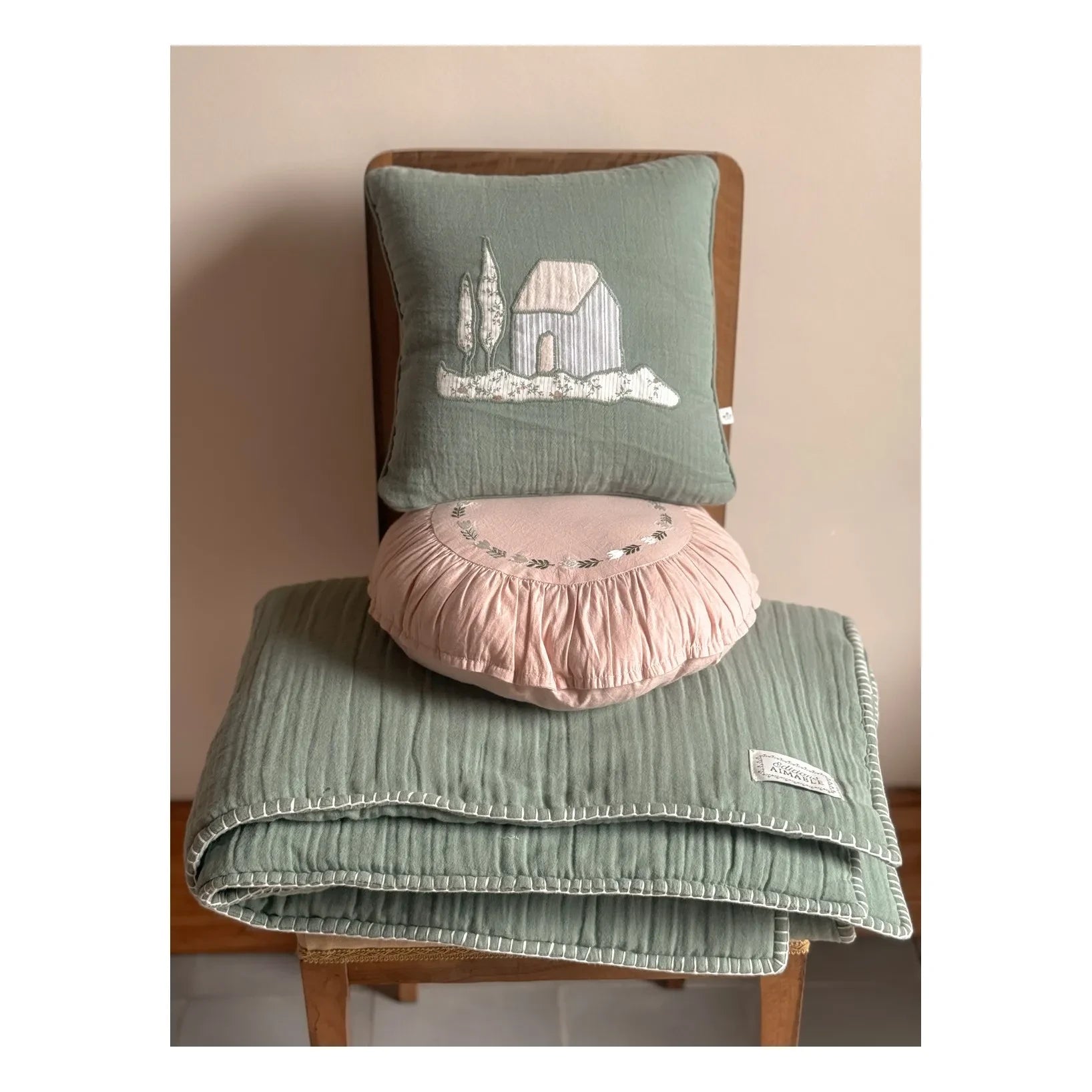 Editions Aimable - Maison Hector yastık | Koyu Yeşil Gazlı