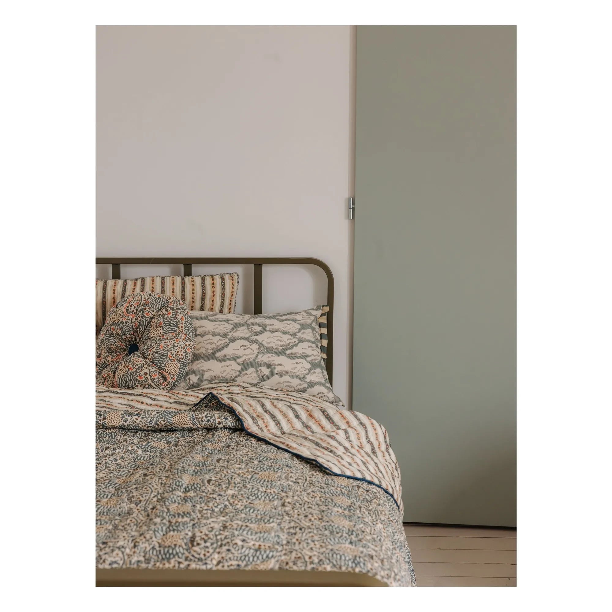 Le Monde Sauvage - Cosmique London Quilted Bedspread | Blue