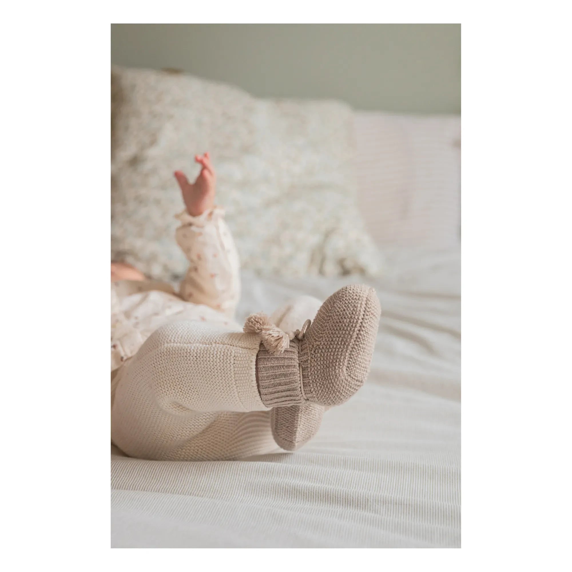 Gentil Coquelicot - Knitted Booties and Embroidered Pouch | Earth Brown