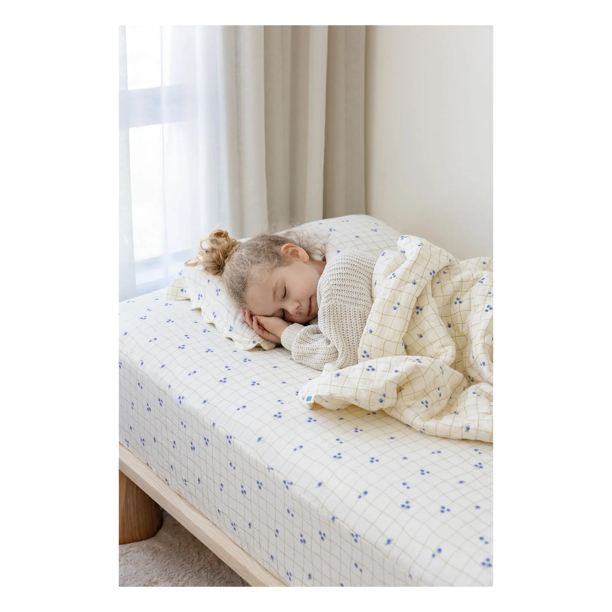 Soft Spot - Elastic sheet made of organic cotton with Blueberries