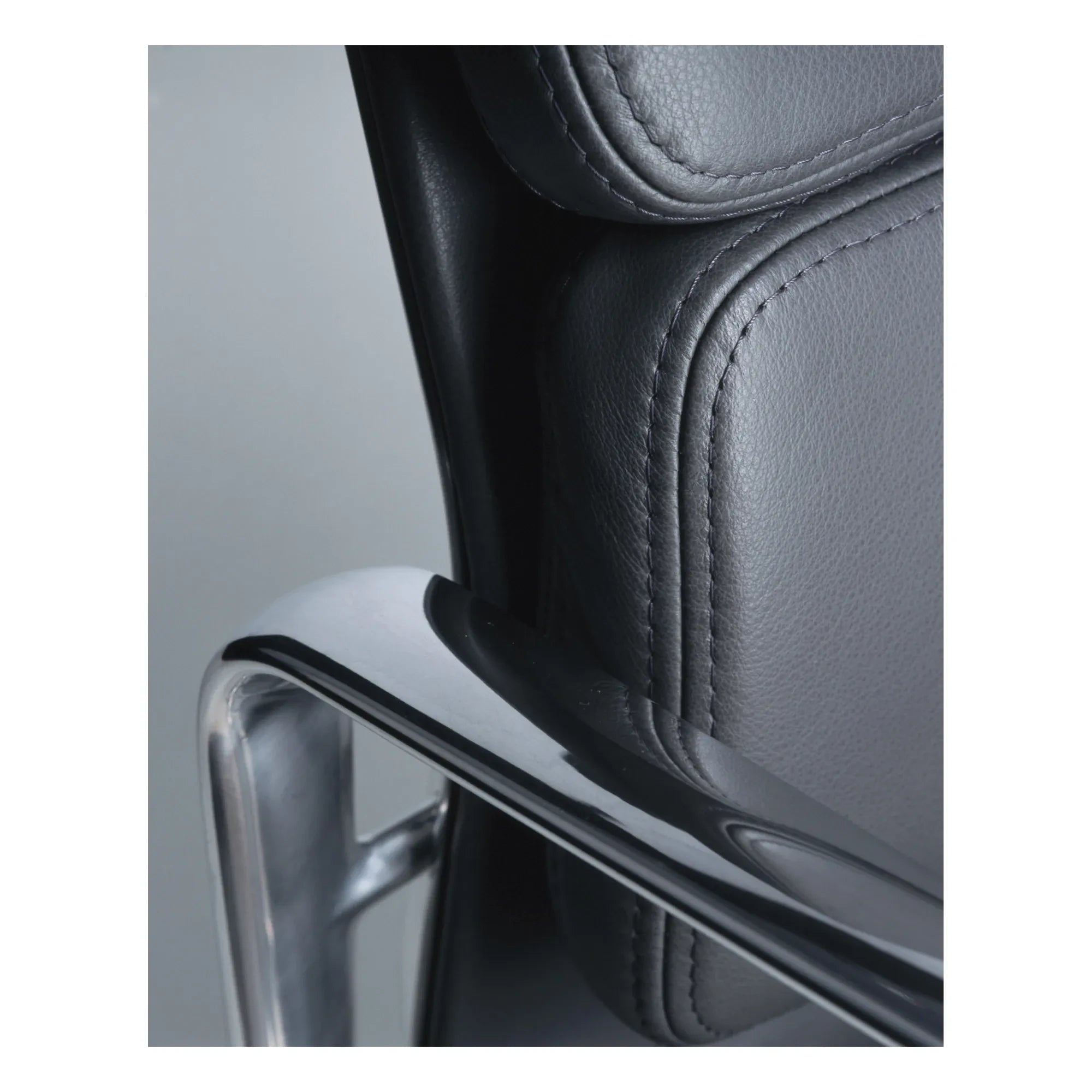 Vitra - EA 217 Deri Soft Pad Sandalye | Siyah