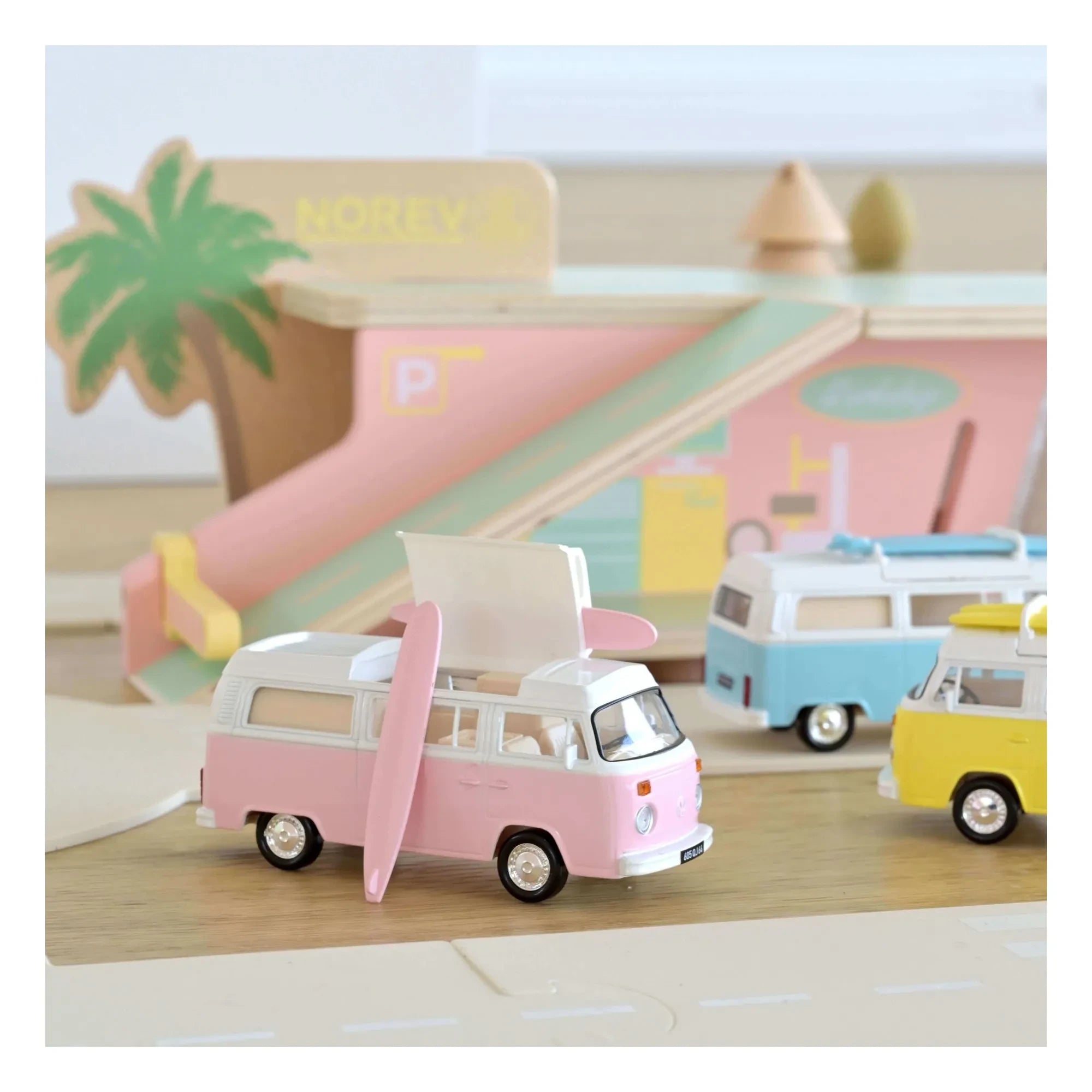 Norev - Volkswagen T2b Camper Van 1973 | Pembe