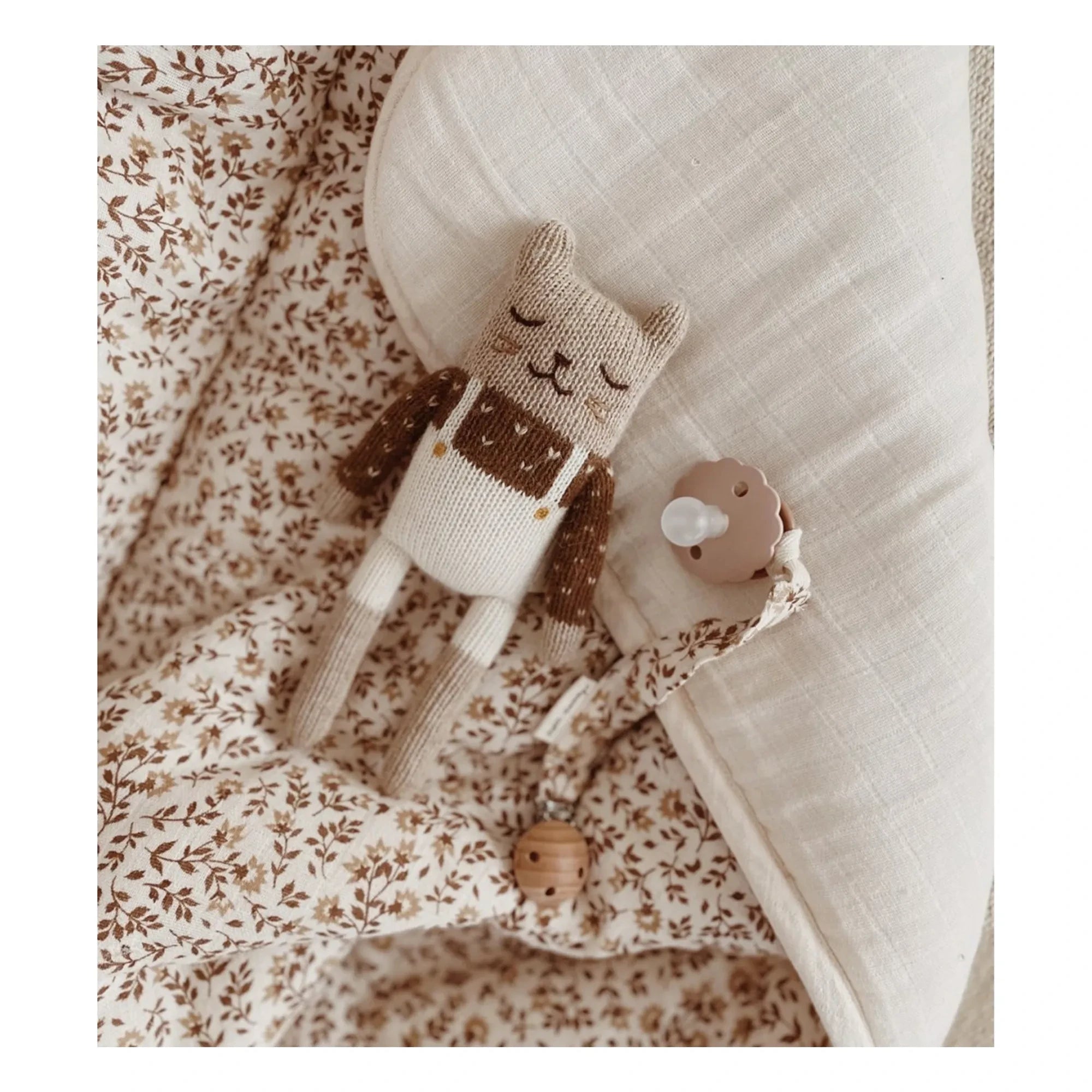 Main Sauvage - Hibiscus Pacifier Clip | Siena