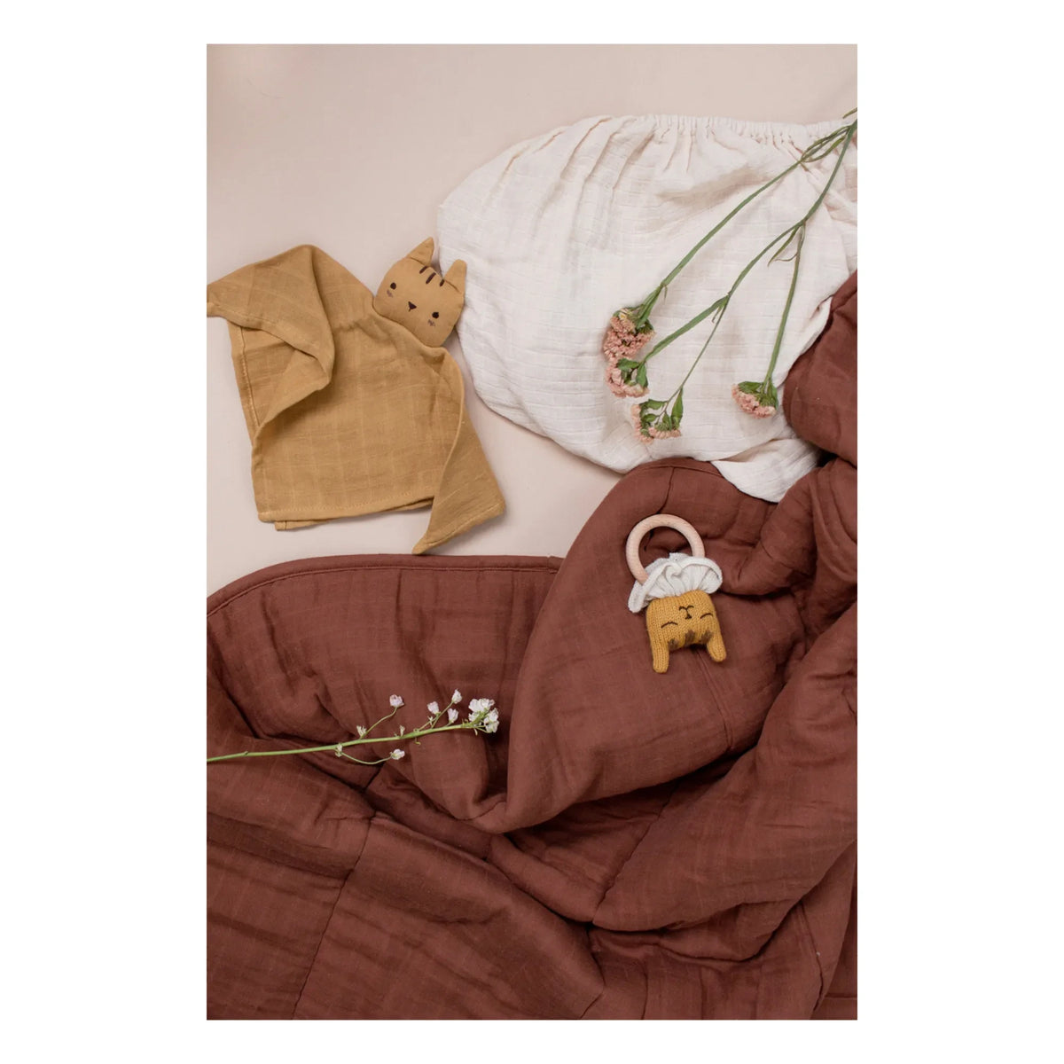 Main Sauvage - Tiger wooden rattle | Yellow