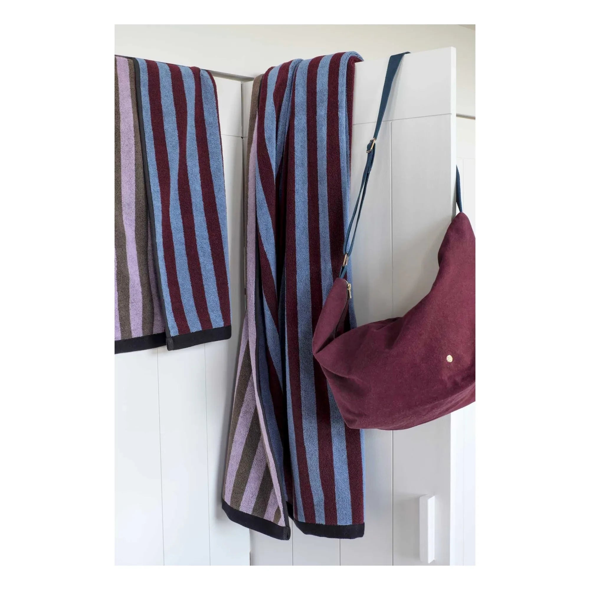 La cerise sur le gâteau - Charly Bath Towel | Blueberry