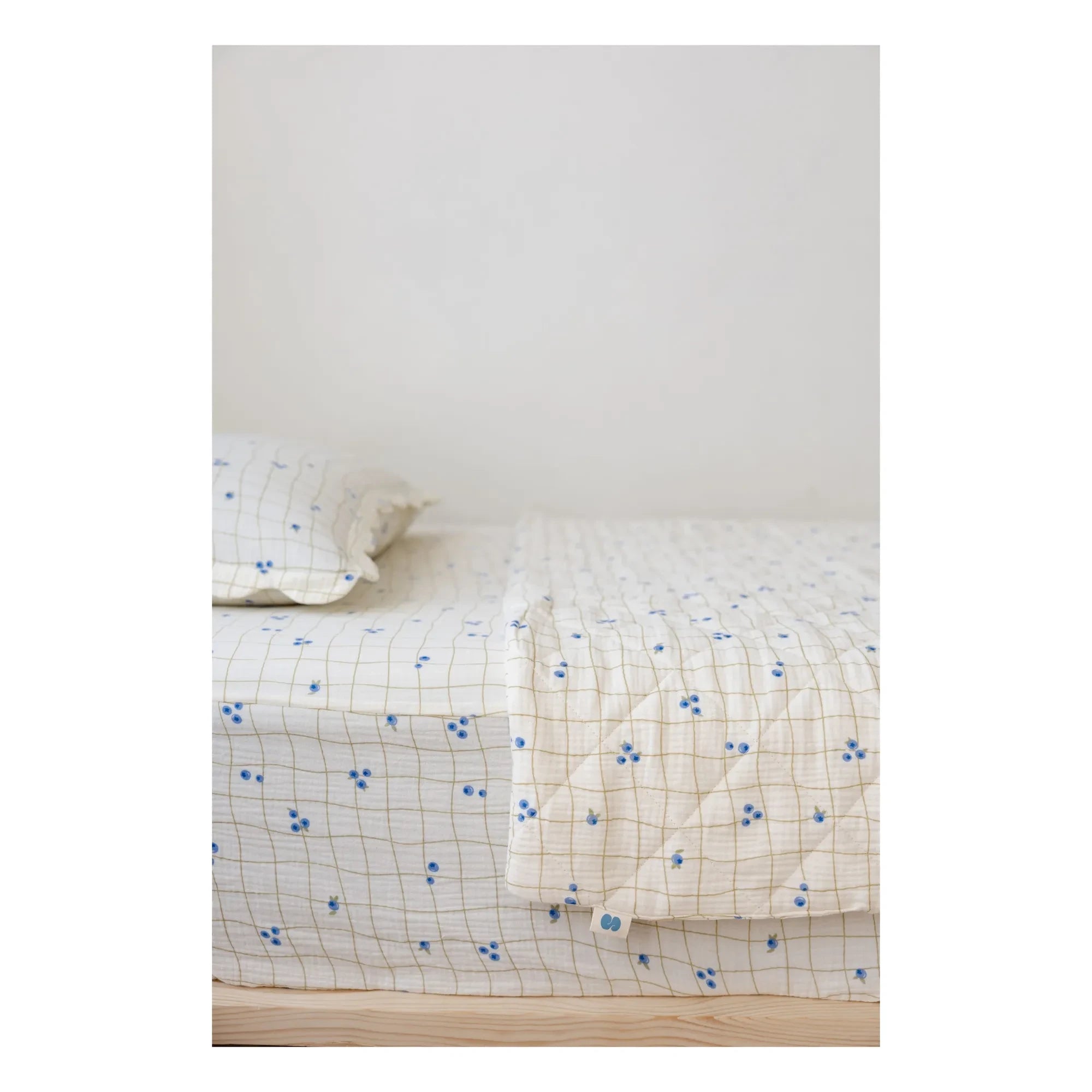 Soft Spot - Elastic sheet made of organic cotton with Blueberries