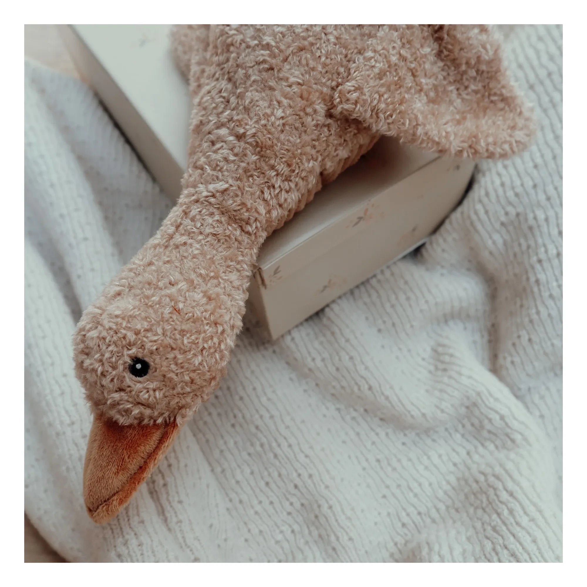 Flow - Liva White Noise Plush | Light Brown