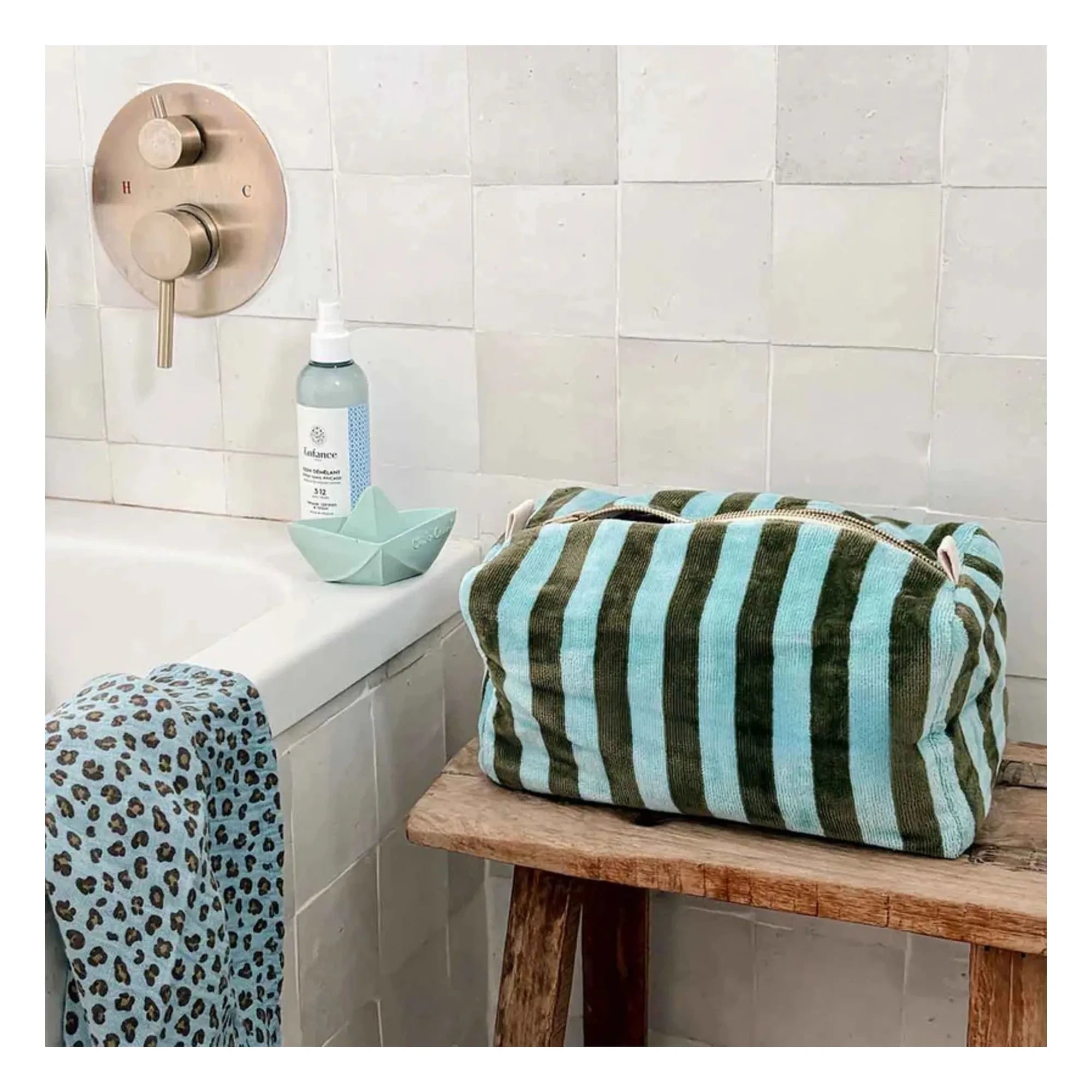 Rose in April - Vic sponge toiletry bag | Kaki/Givré