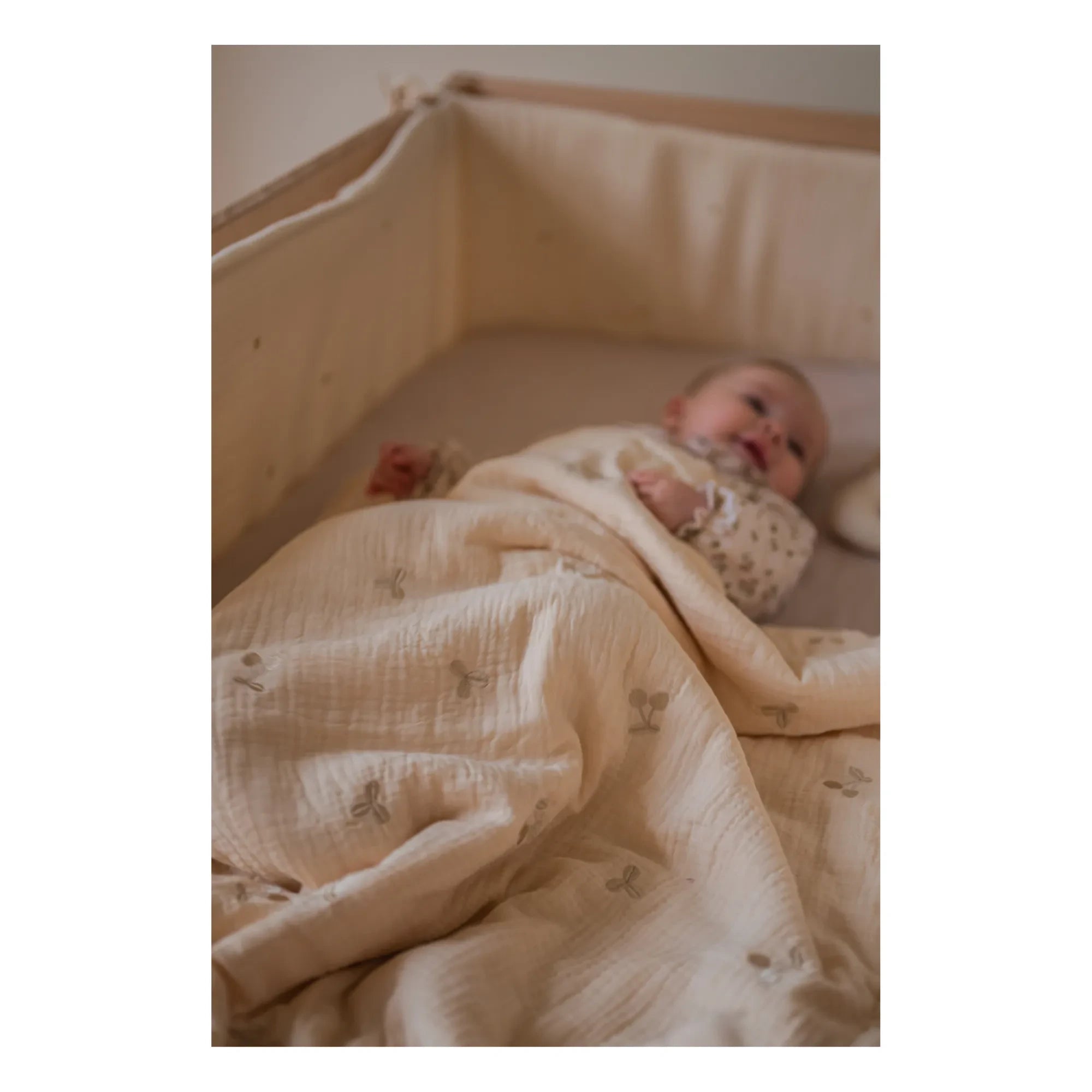 Gentil Coquelicot - Embroidered Clover Cotton Muslin Blanket