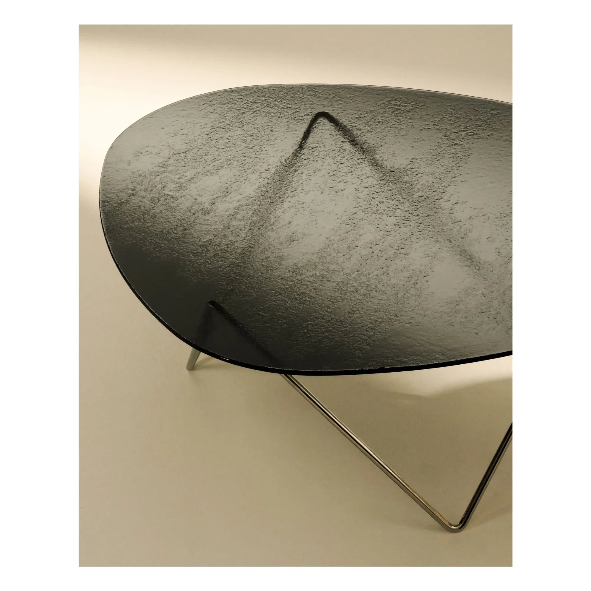 Gubi - Pedrera Side Table, Corsini & Ruiz Millet | Charcoal