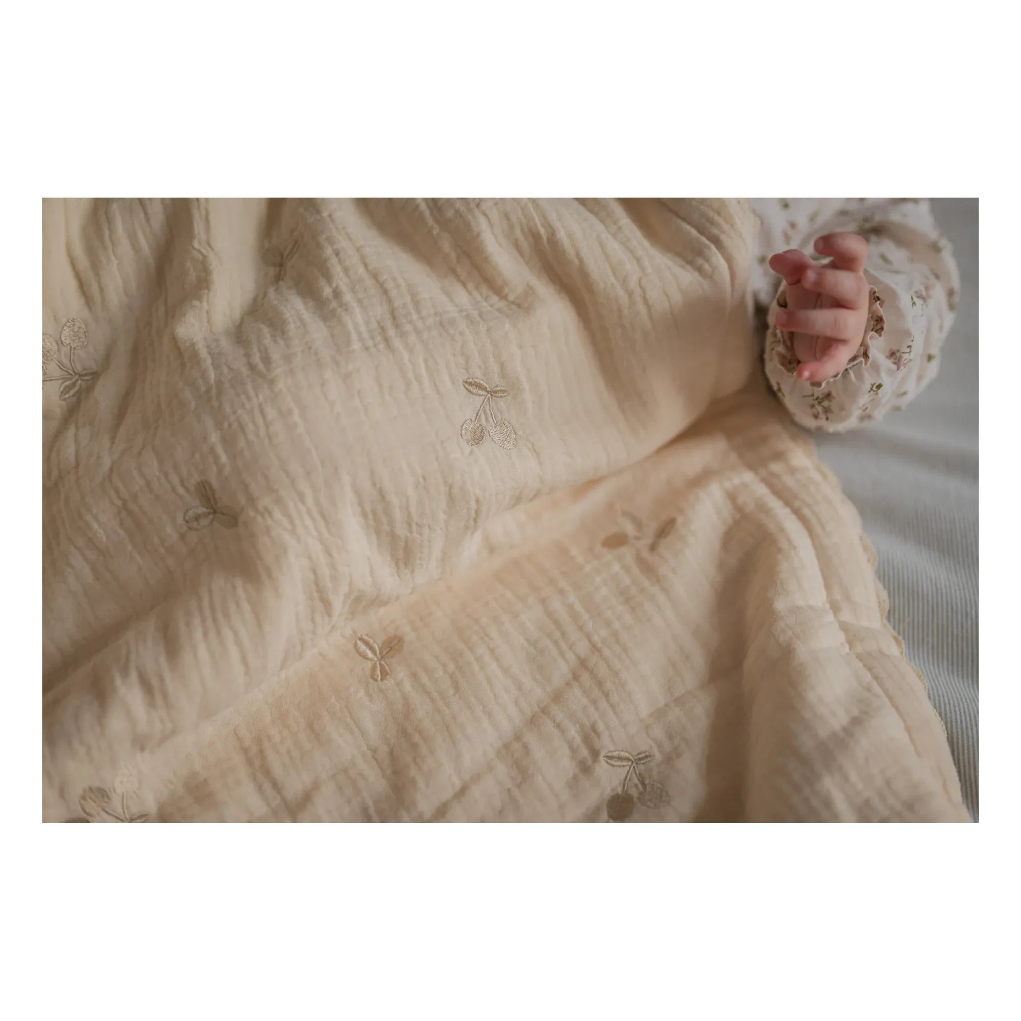 Gentil Coquelicot - Embroidered Clover Cotton Muslin Blanket