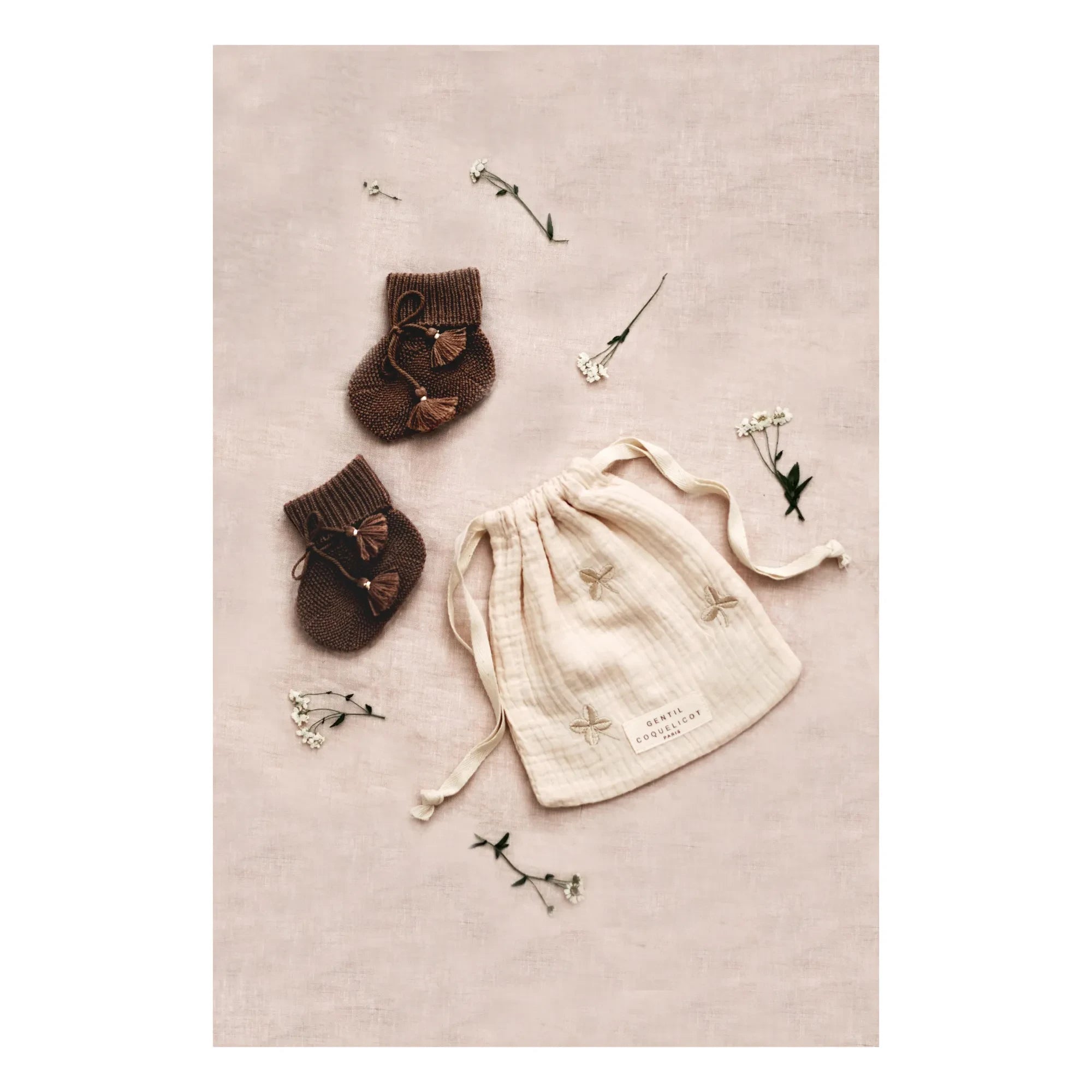 Gentil Coquelicot - Knitted Slippers and Embroidered Pouch | Chocolate