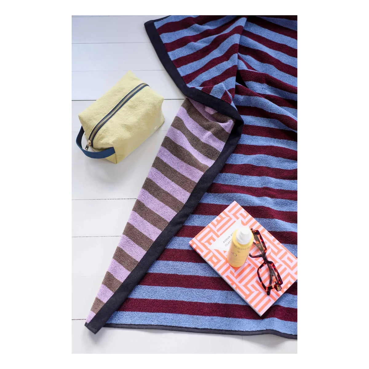 La cerise sur le gâteau - Charly Bath Towel | Blueberry