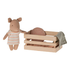 Maileg - Baby pig in the Kutu - Girl