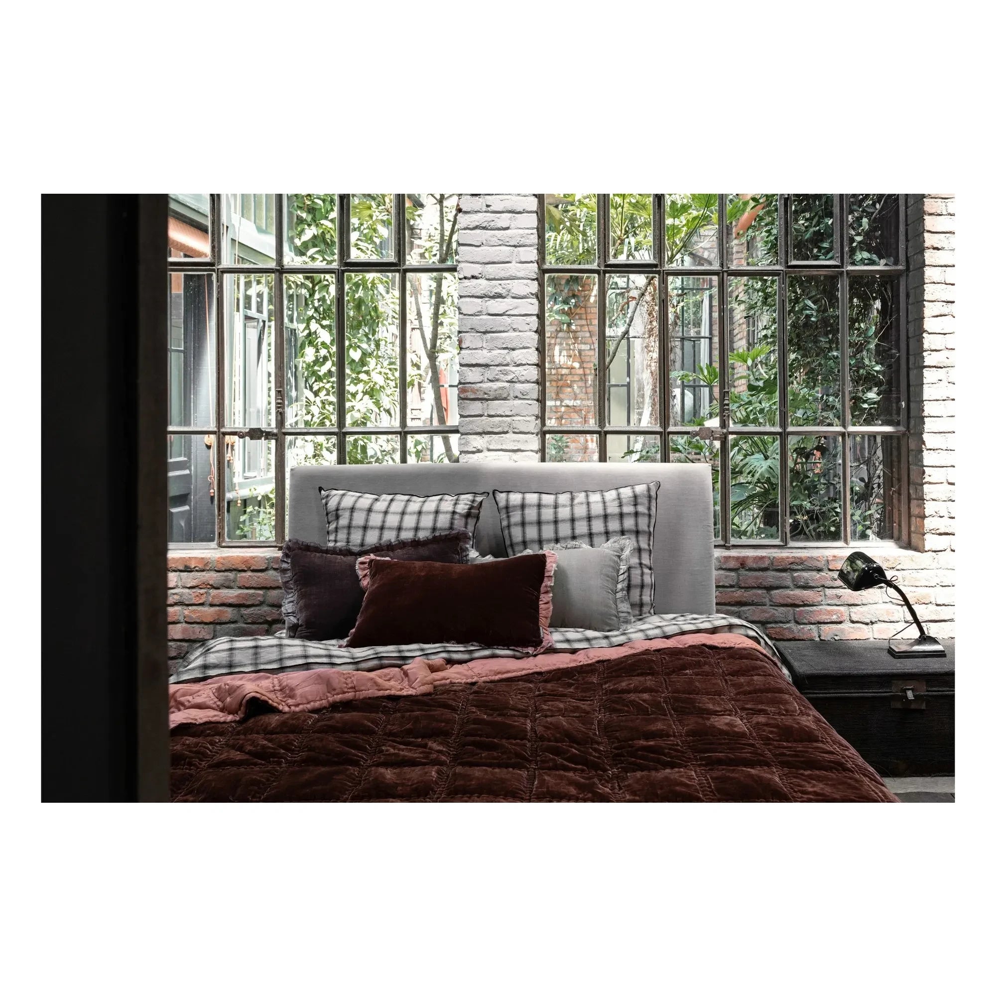 Le Monde Sauvage - Séraphine Silk Velvet Cushion | Pink
