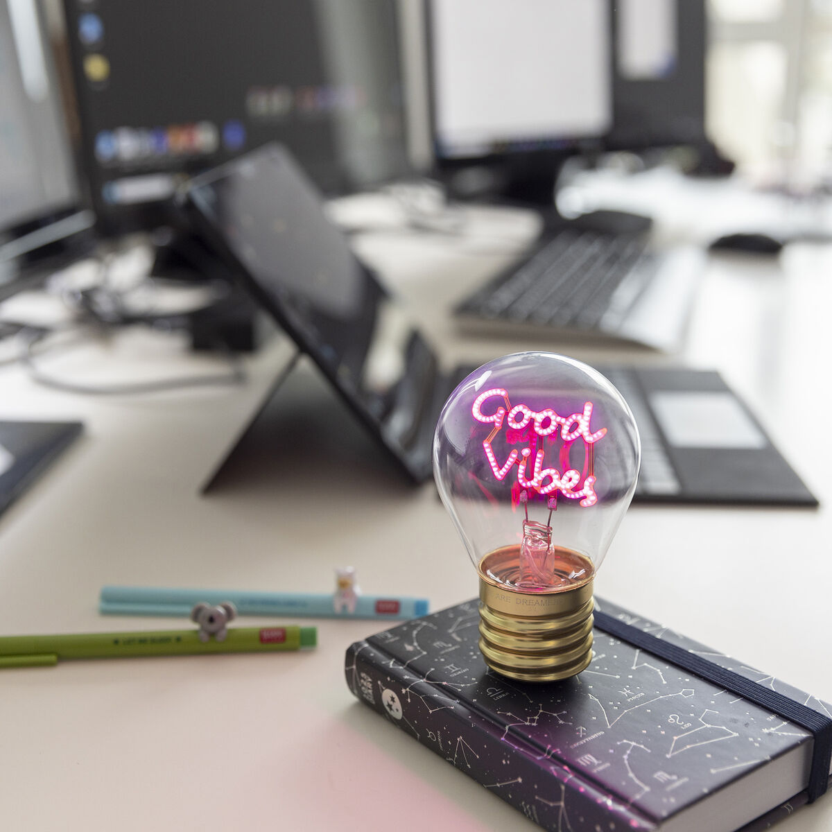 Legami - Dekoratif Lightbulb-Shaped Table Lamp - Good Vibes - Bulb Fiction