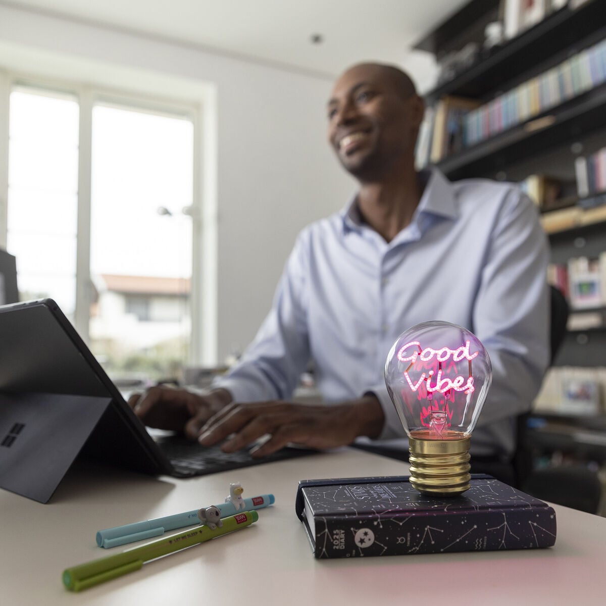 Legami - Dekoratif Lightbulb-Shaped Table Lamp - Good Vibes - Bulb Fiction