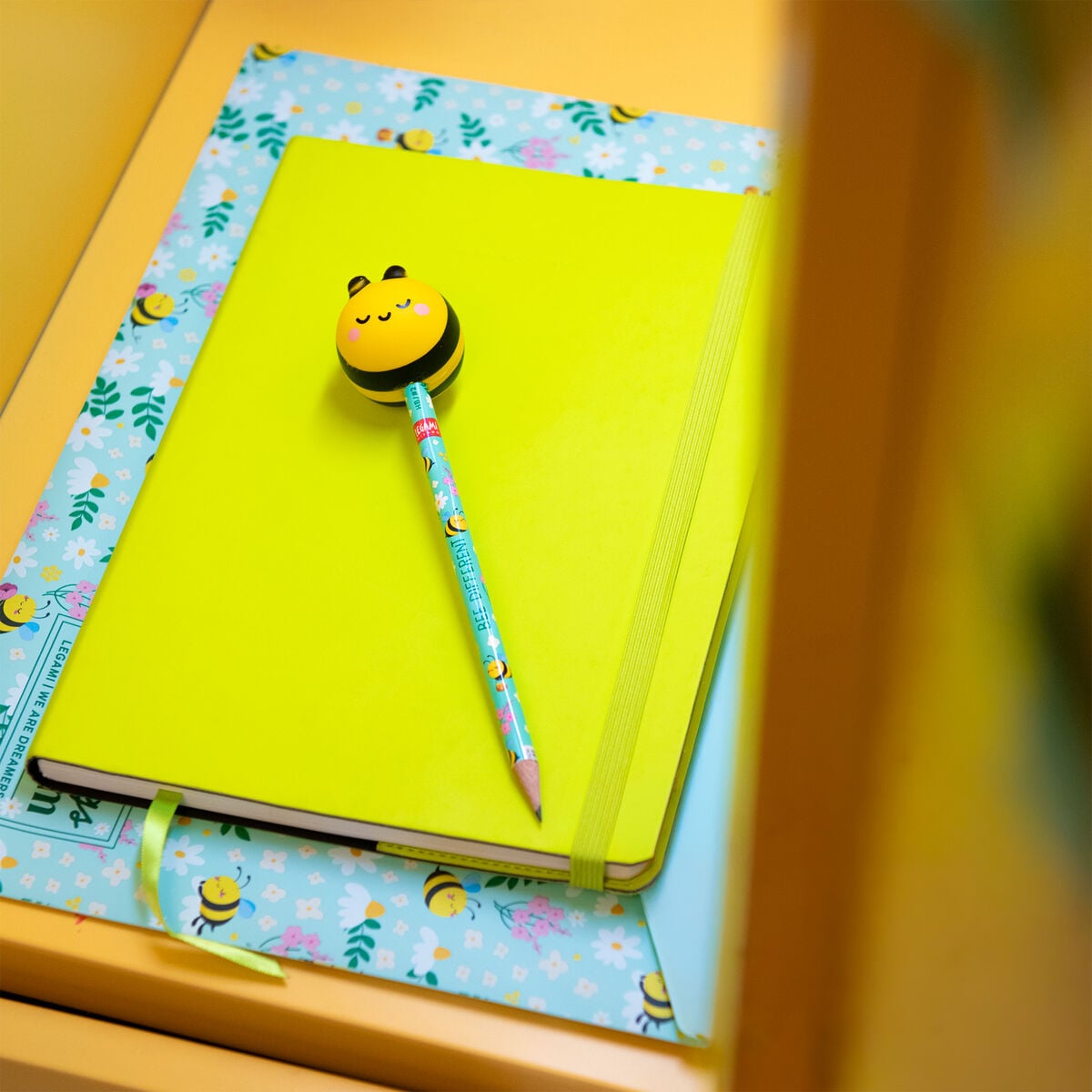 Legami - Pen with Squishy Bee "Be Different" - Stress Relievers