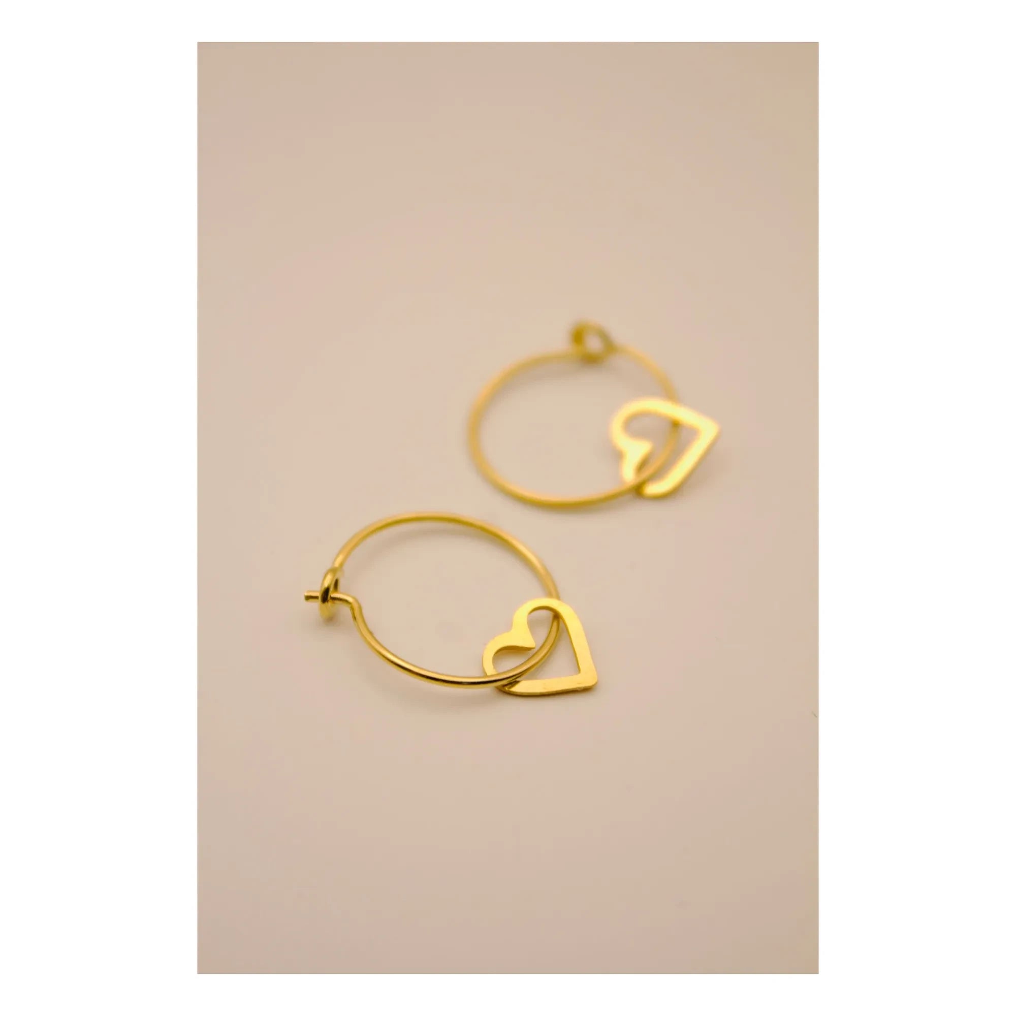 Adorabili - Thin Heart Earrings | Gold