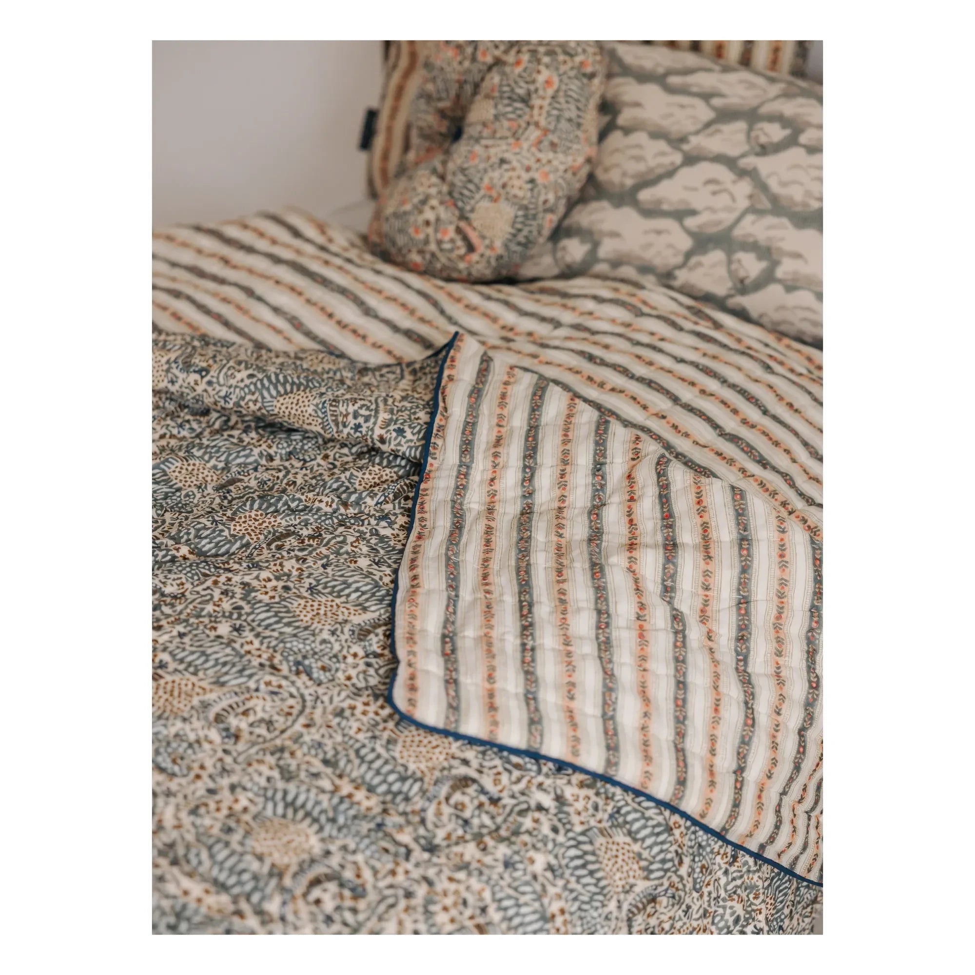 Le Monde Sauvage - Cosmique London Quilted Bedspread | Blue