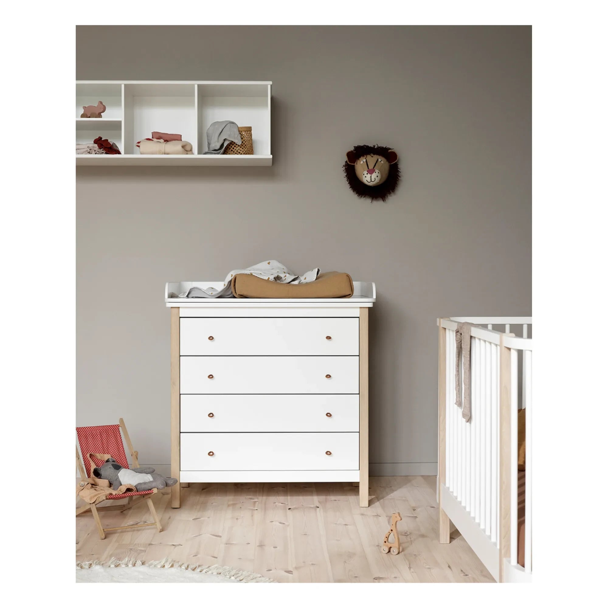 Oliver Furniture - Ahşap Meşe Alt Değiştirme Masası ve Şifonyer | Beyaz