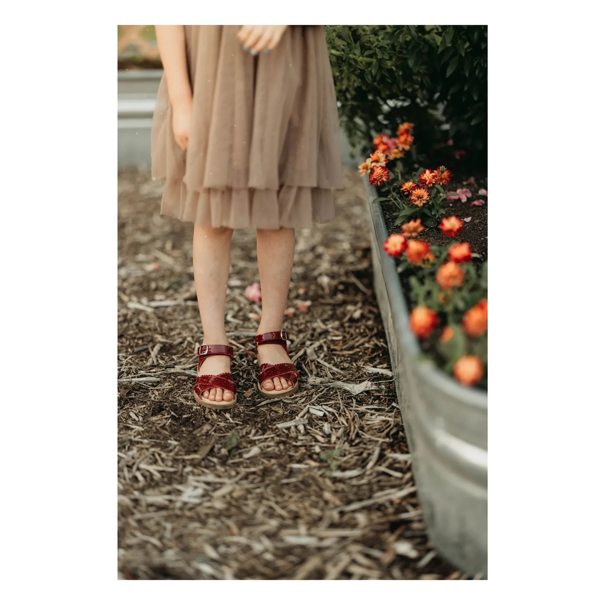 Petit Nord - Scallop Flower Sandals | Cherry Red