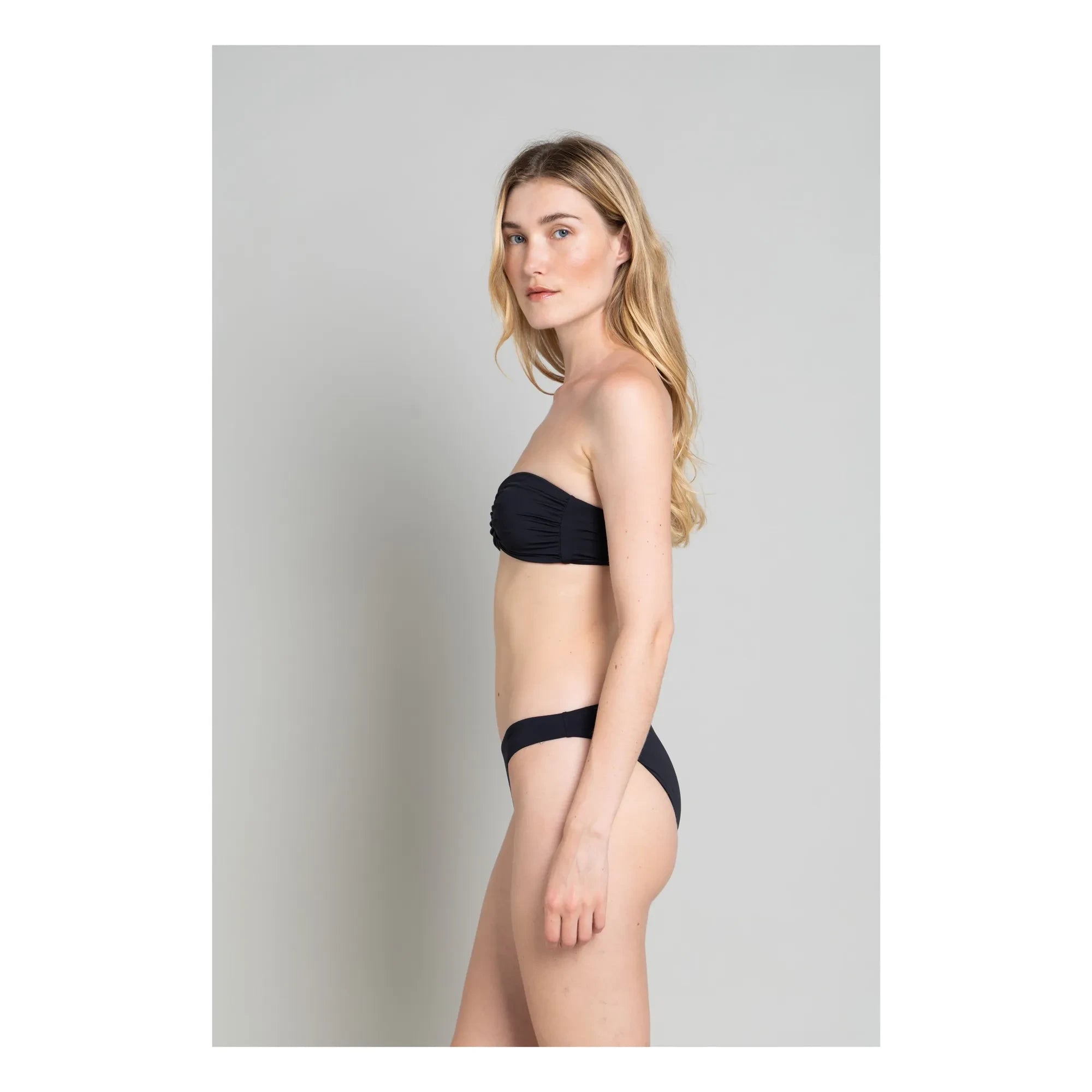 Smallable Woman - Low-Cut Swimsuit Lisa | Black