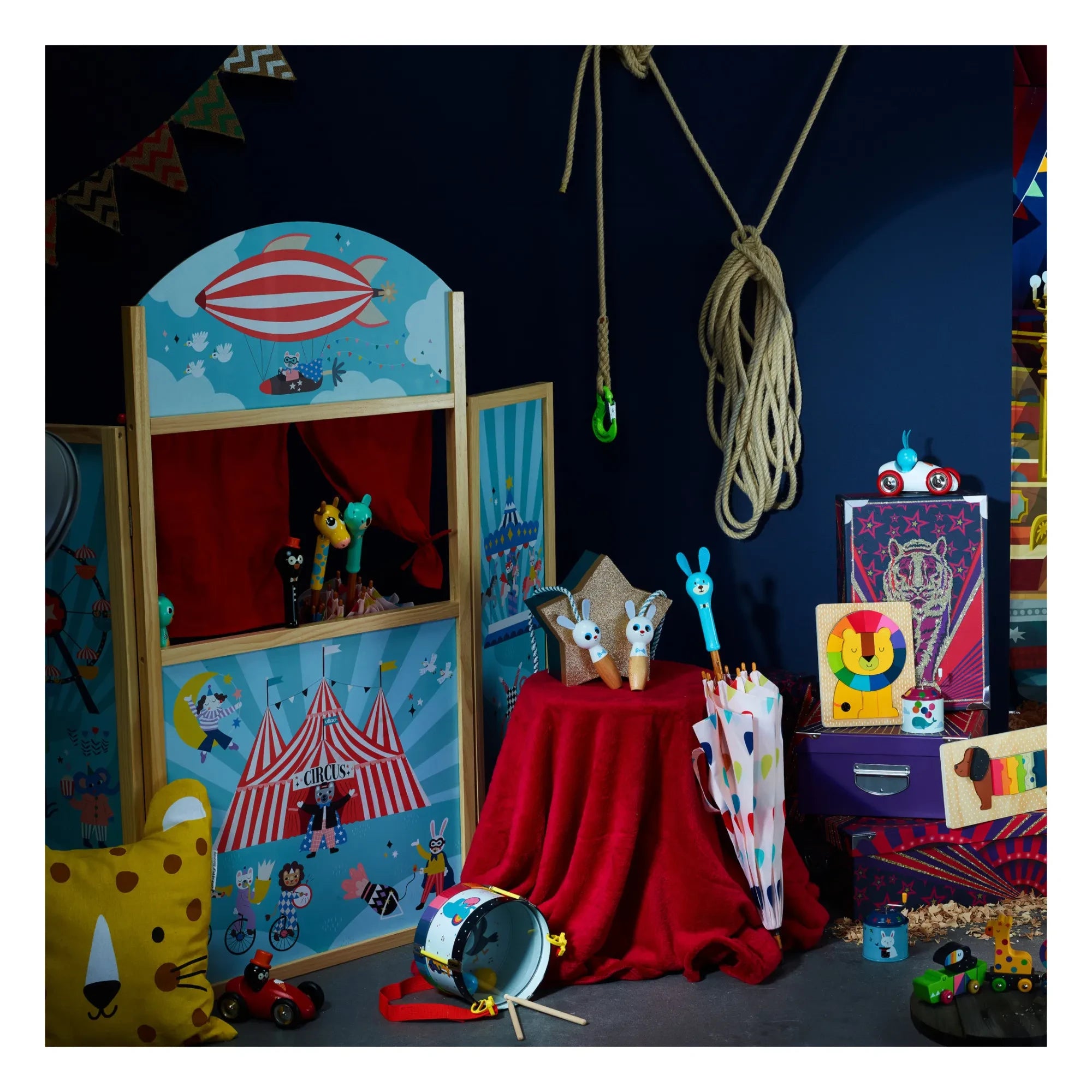 Vilac - Circus Puppet Theater - Michelle Carlslund