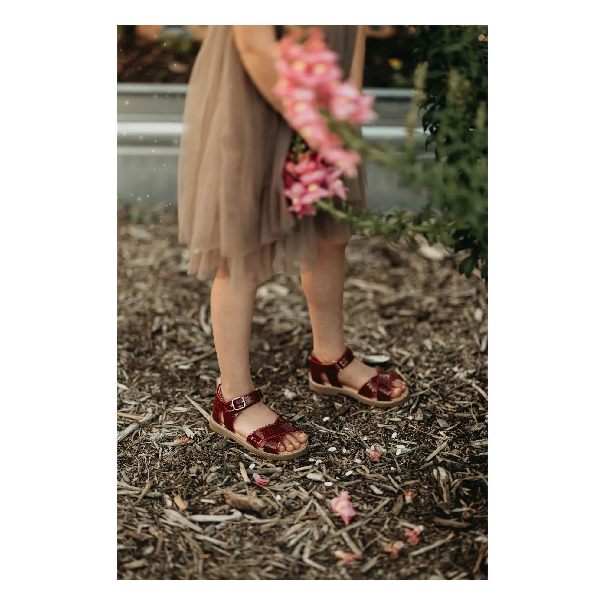 Petit Nord - Scallop Flower Sandals | Cherry Red